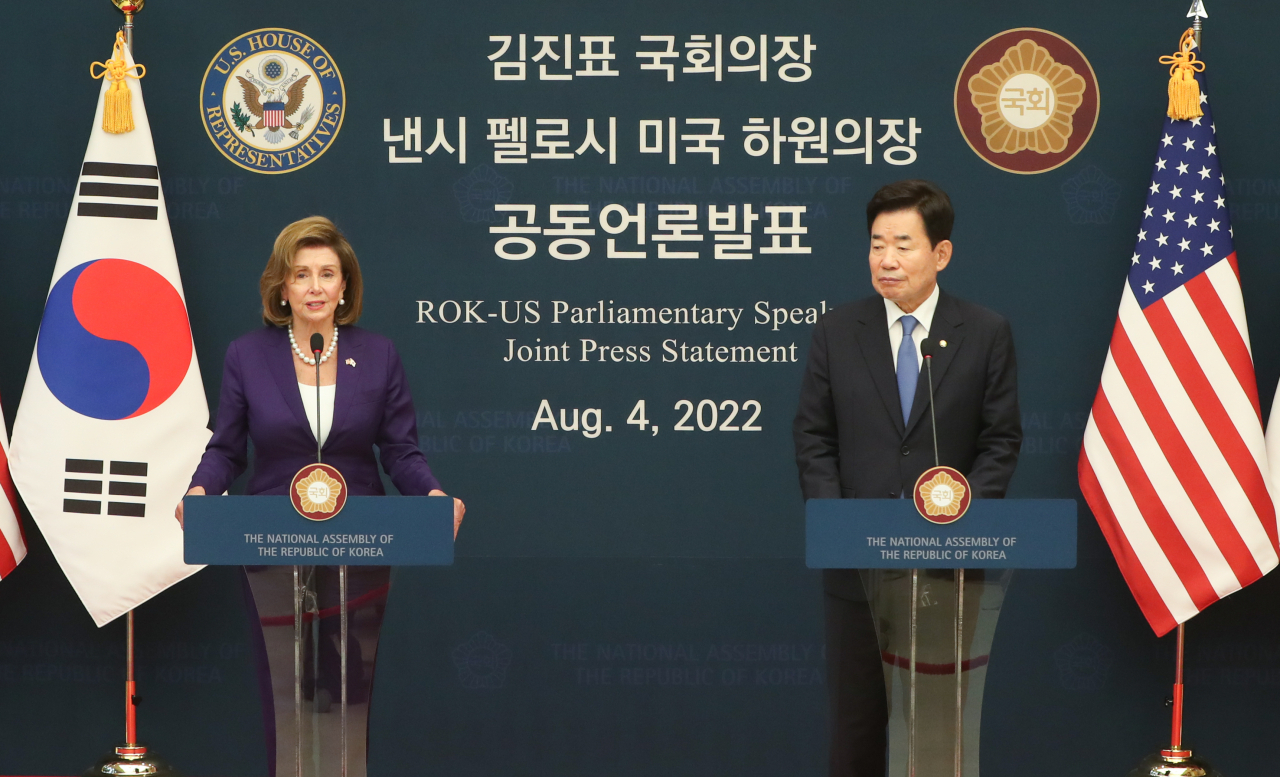 South Korean National Assembly Speaker Kim Jin-pyo (R) and US House Speaker Nancy Pelosi hold a joint press conference after their meeting at the National Assembly in Seoul on Thursday. Kim and Pelosi agreed to support efforts by Seoul and Washington for the denuclearization of North Korea, while voicing concerns over the North's escalating threats. (Yonhap)