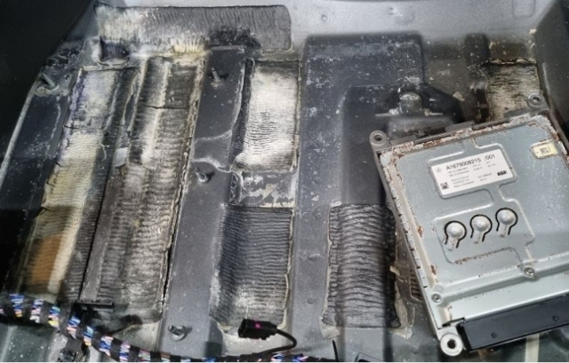 A captured photo of the corroded parts posted by the customer on an online community of local Mercedes car owners. (Captured from an online community)