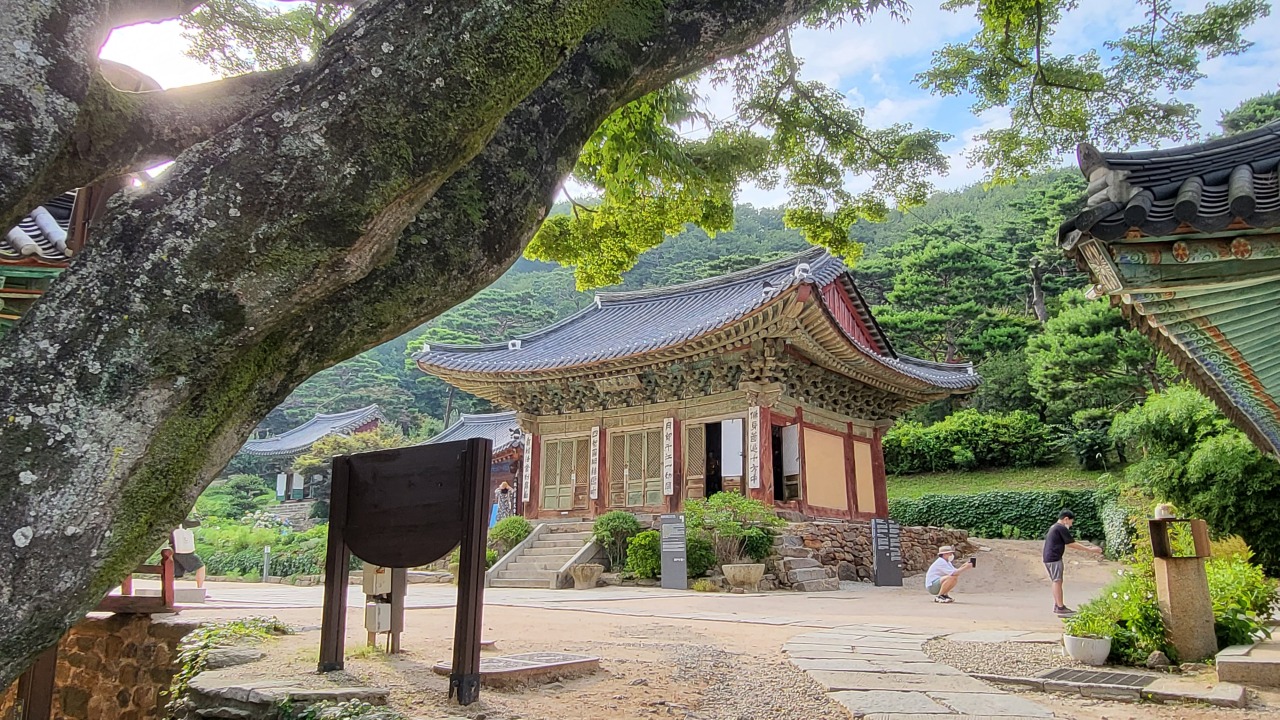 A view of Daeungjeon, or main temple, at Jeondeungsa (Kim Hae-yeon/ The Korea Herald)