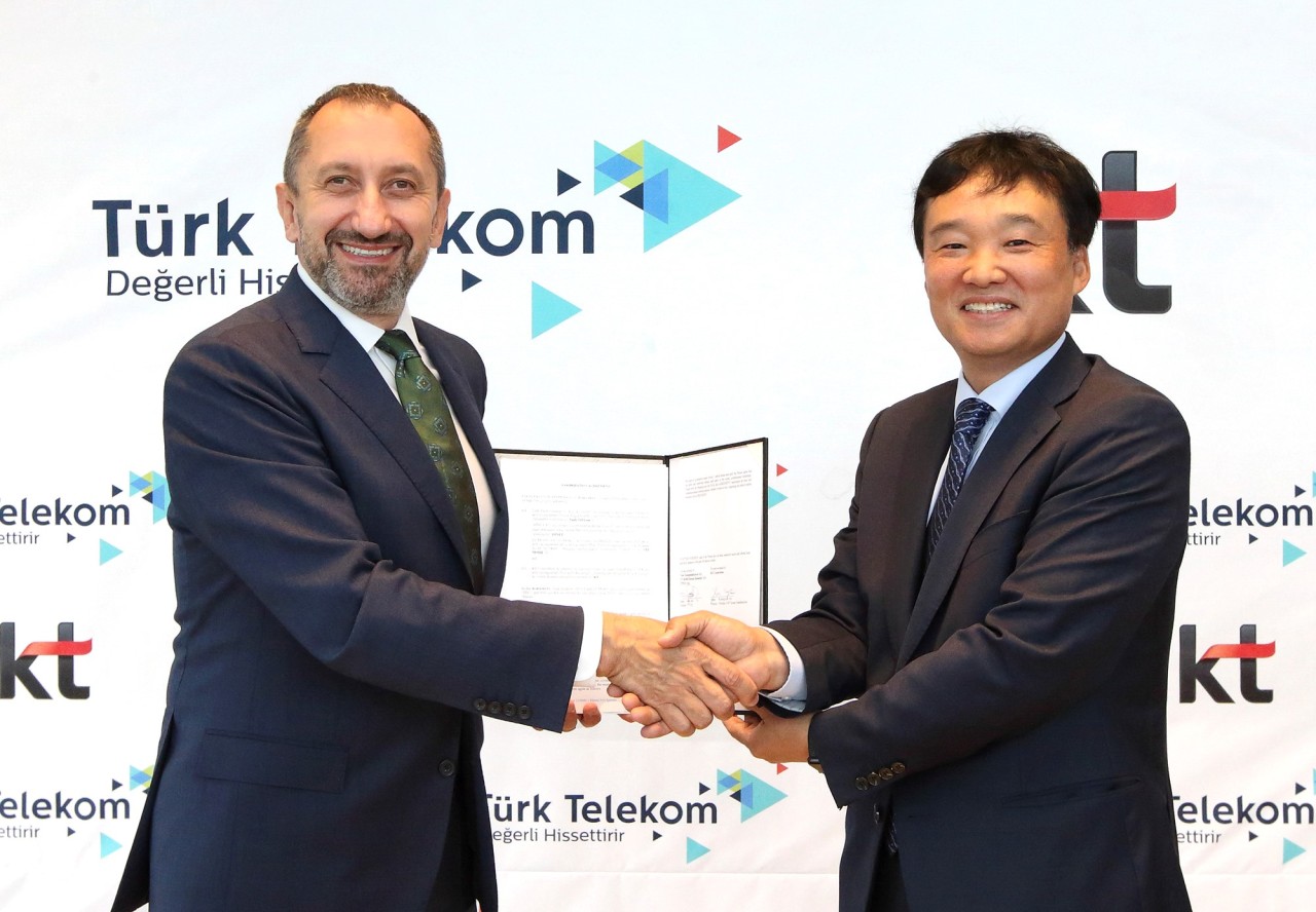 Yoon Kyung-lim, head of KT’s Group Transformation Division (right), and Turk Telekom CEO Umit Onal pose for a photo at a signing ceremony held at KT’s headquarters in Seoul, Friday. (KT)