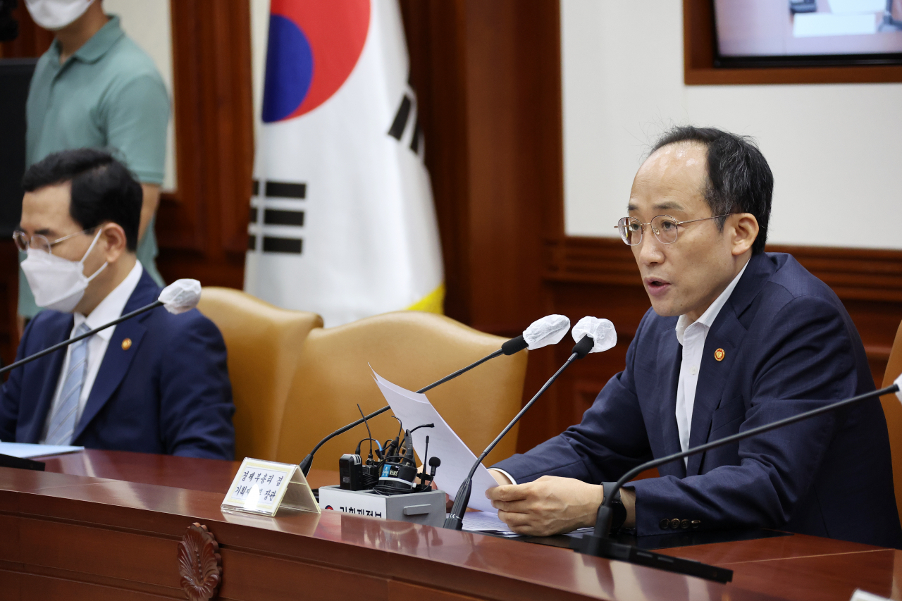 Finance Minister Choo Kyung-ho presides over an emergency meeting with ministers in charge of economic affairs at the government complex in Seoul on Monday. (Yonhap)