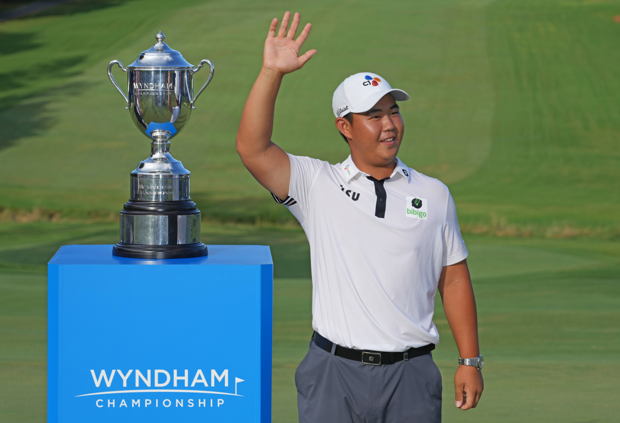 In this Getty Images photo, Kim Joo-hyung of South Korea waves to the crowd during his victory ceremony after winning the Wyndham Championship at Sedgefield Country Club in Greensboro, North Carolina, on Sunday. (Getty Images - Yonhap)