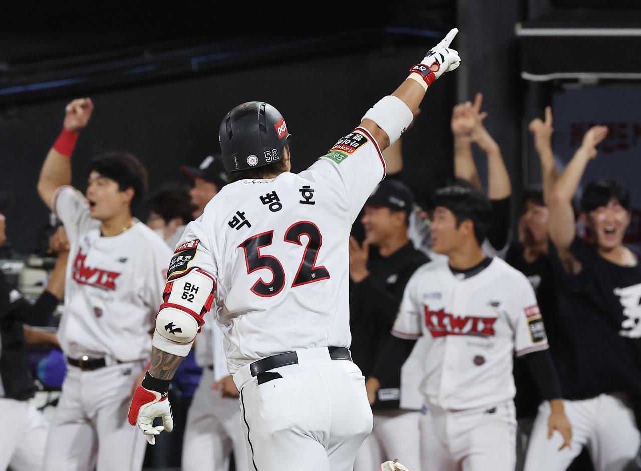 In this file photo from July 27, Park Byung-ho of the KT Wiz celebrates after hitting a walk-off, two-run home run against the Kiwoom Heroes during the bottom of the ninth inning of a Korea Baseball Organization regular season game at KT Wiz Park in Suwon, 35 kilometers south of Seoul. (Yonhap)