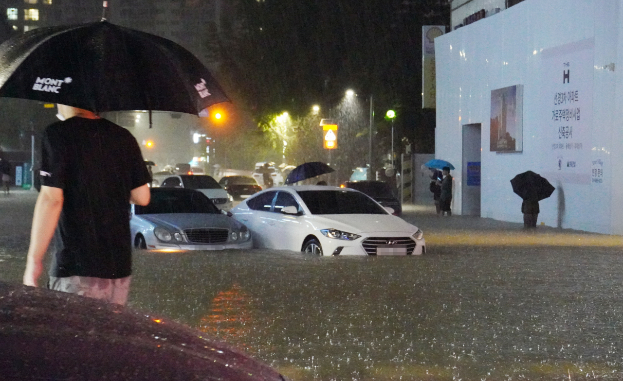 Roads and sidewalks near Eunma Apartment in Daechi-dong, Gangnam-gu, Seoul were submerged due to heavy rain on Monday night. (Yonhap)