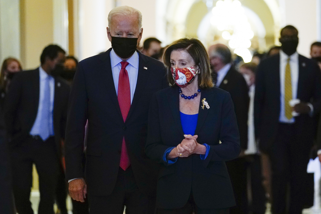 President Joe Biden walks with House Speaker Nancy Pelosi of Calif., on Capitol Hill in Washington on Oct. 1, 2021. (AP-Yonhap)