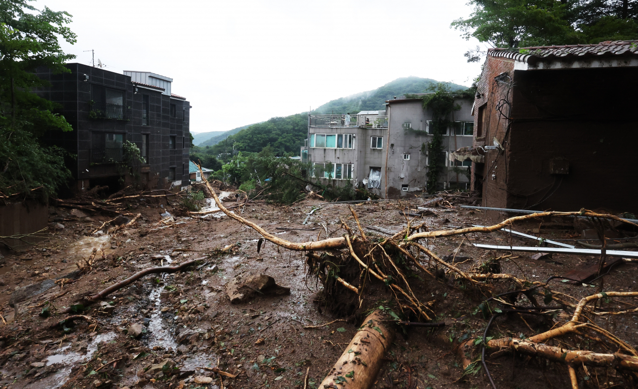A landslide hits a village in Gwangju, east of Seoul, on Tuesday, as torrential rains battered Seoul and surrounding areas the previous night. (Yonhap)