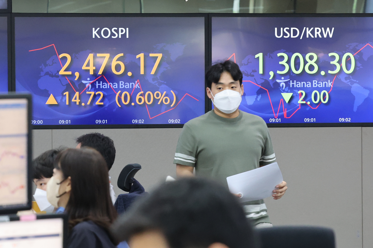 An electronic board showing the Korea Composite Stock Price Index (Kospi) at a dealing room of the Hana Bank headquarters in Seoul last Thursday. (Yonhap)