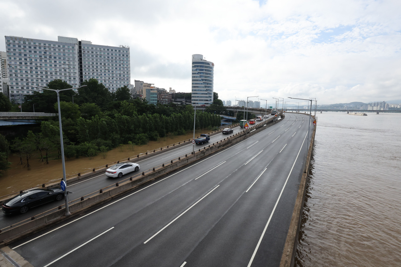 Restricted roads along the northern riverside of Seoul due to heavy rain, Wednesday morning. (Yonhap)