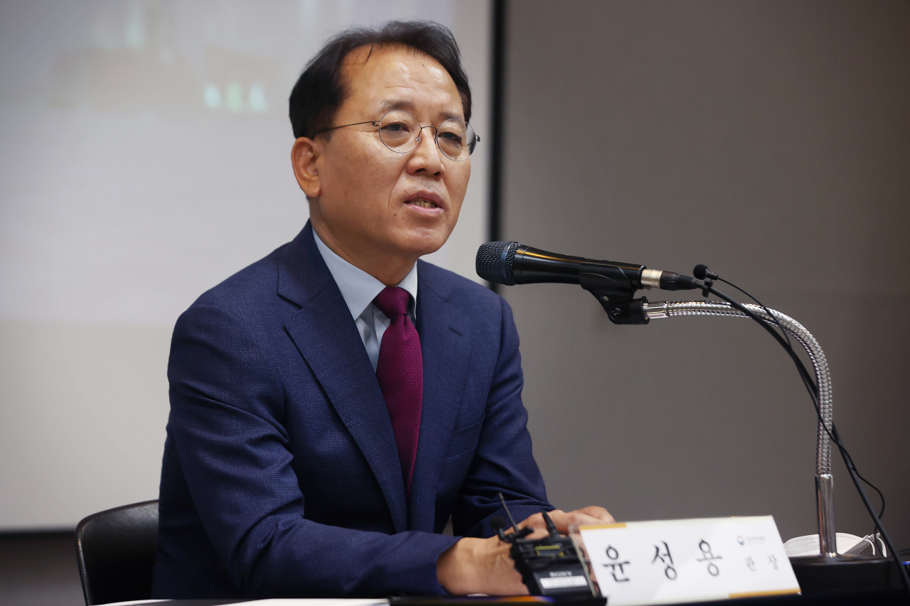 Yoon Sung-yong, head of the National Museum of Korea, speaks to reporters at a press conference held on Thursday at the NMK’s Education Hall in Yongsan, central Seoul. (Yonhap)
