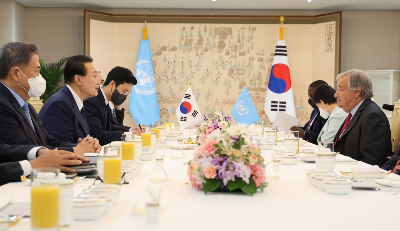 South Korean President Yoon Suk-yeol (2nd from L) holds talks with UN Secretary-General Antonio Guterres (1st from R) over lunch at the presidential office in Seoul Friday. (Yonhap)