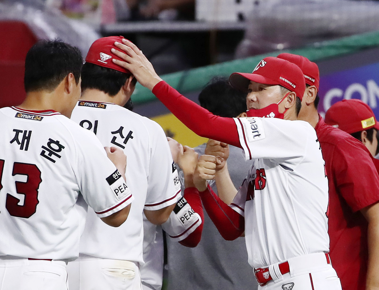 SSG Landers manager Kim Won-hyong (R) congratulates his players after their 4-2 win over the KT Wiz in a Korea Baseball Organization regular season game at Incheon SSG Landers Field in Incheon, 30 kilometers west of Seoul, last Thursday. (Yonhap)
