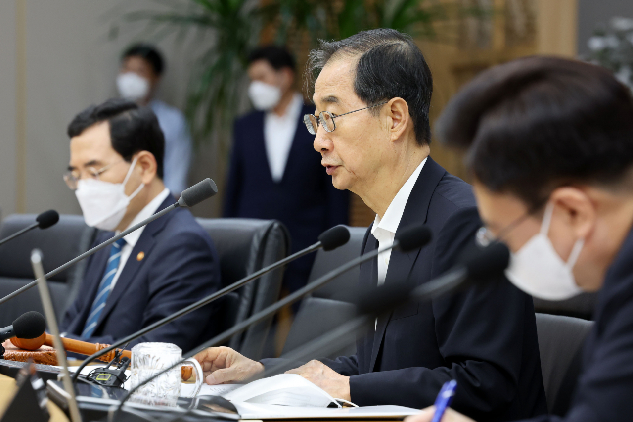 Prime Minister Han Duck-soo (2nd from R) presides over a Cabinet meeting at the government complex in Sejong, 112 kilometers south of Seoul, on Tuesday. (Yonhap)