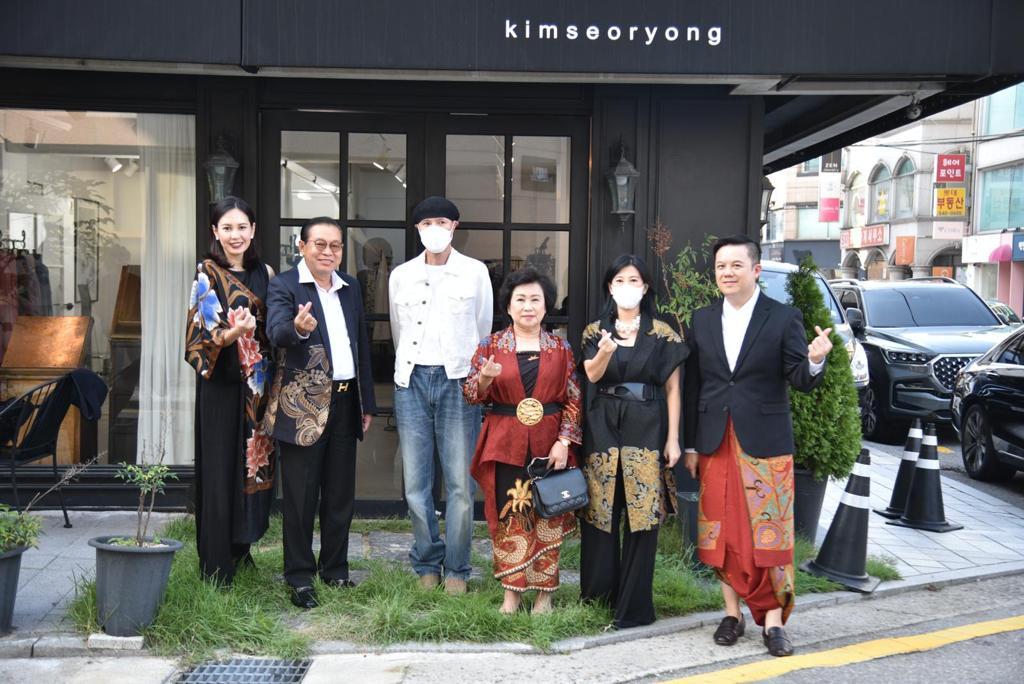 Attendees of the event pose for a group photo in Gangam, Seoul. From Left: Iwan Tirta representative Rindu Melati , Indonesian Ambassador to Korea Gandi Sulistiyanto, Korean fashion designer Kim Seo-ryong, Indonesian Ambassador to Korea wife Susi Ardhani Sulistiyanto, Iwan Tirta CEO Widiyana Sudirman and Indonesian Embassy Minister Counsellor for Creative and Digital Economy Joannes E. Tandjung.(Indonesian Embassy in Seoul)