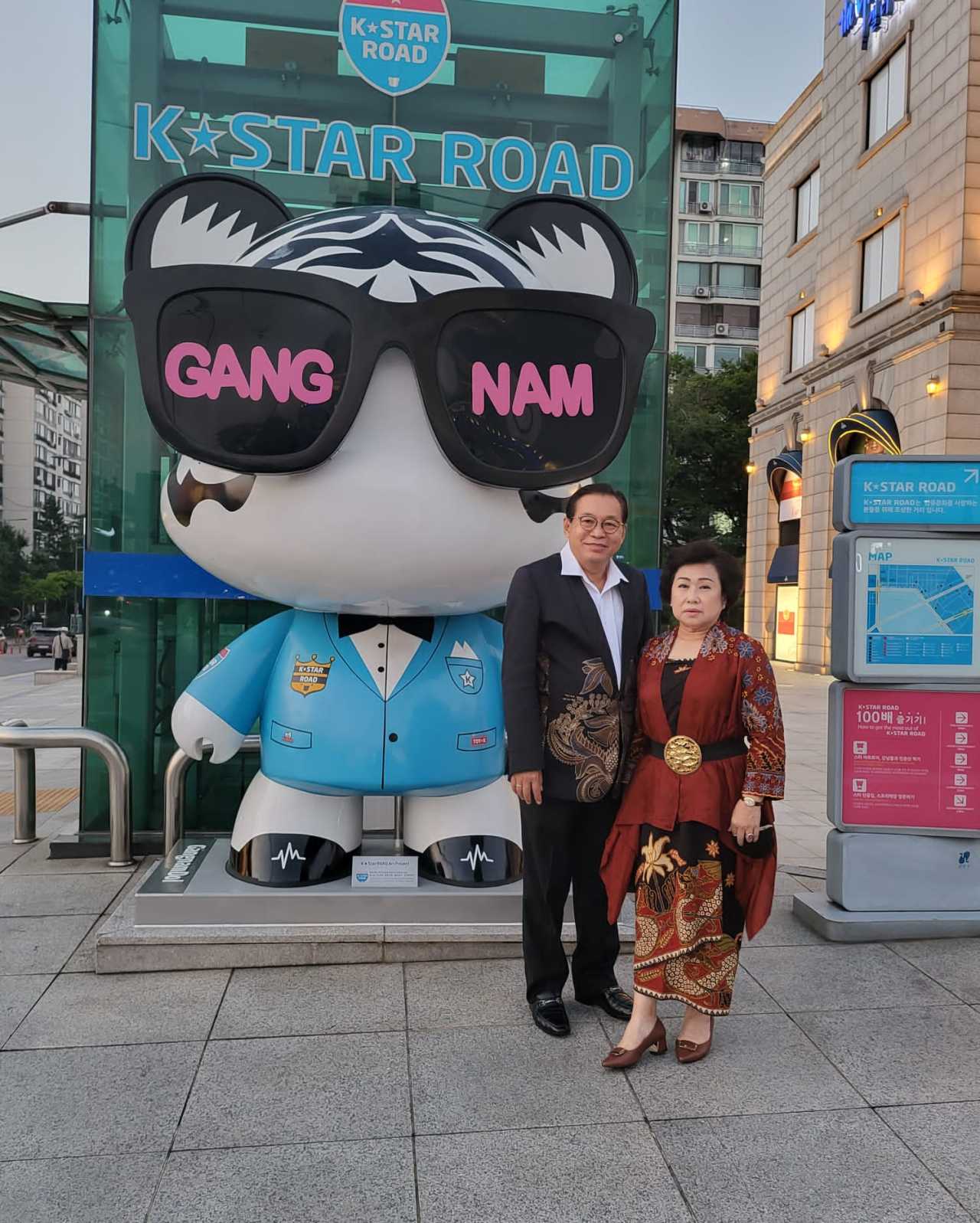 Indonesian Ambassador to Korea Gandi Sulistiyanto and his wife Susi Ardhani Sulistiyanto dressed in Indonesian batik (traditional dyed fabric)pose for a photo in Gangam, Seoul (Indonesian Embassy in Seoul)
