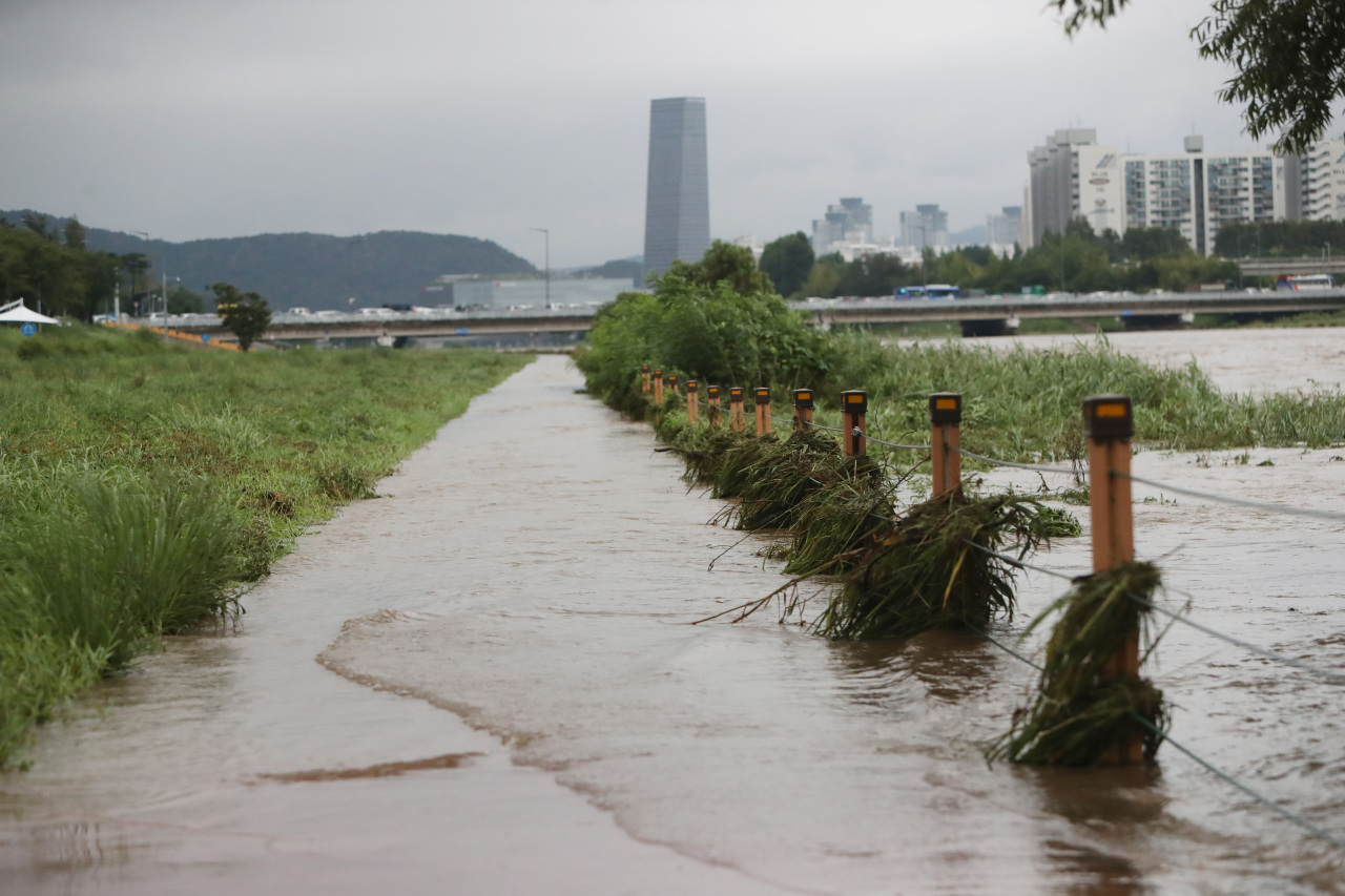 A pathway in Daejeon was flooded from heavy rain, Tuesday. (Yonhap)