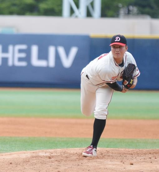 In this file photo from July 22, 2022, Shim Jun-seok of Duksoo High School pitches against Jangchung High School in the round of 16 at the 77th Blue Dragon Flag National High School Baseball Championship at Mokdong Stadium in Seoul. (Yonhap)