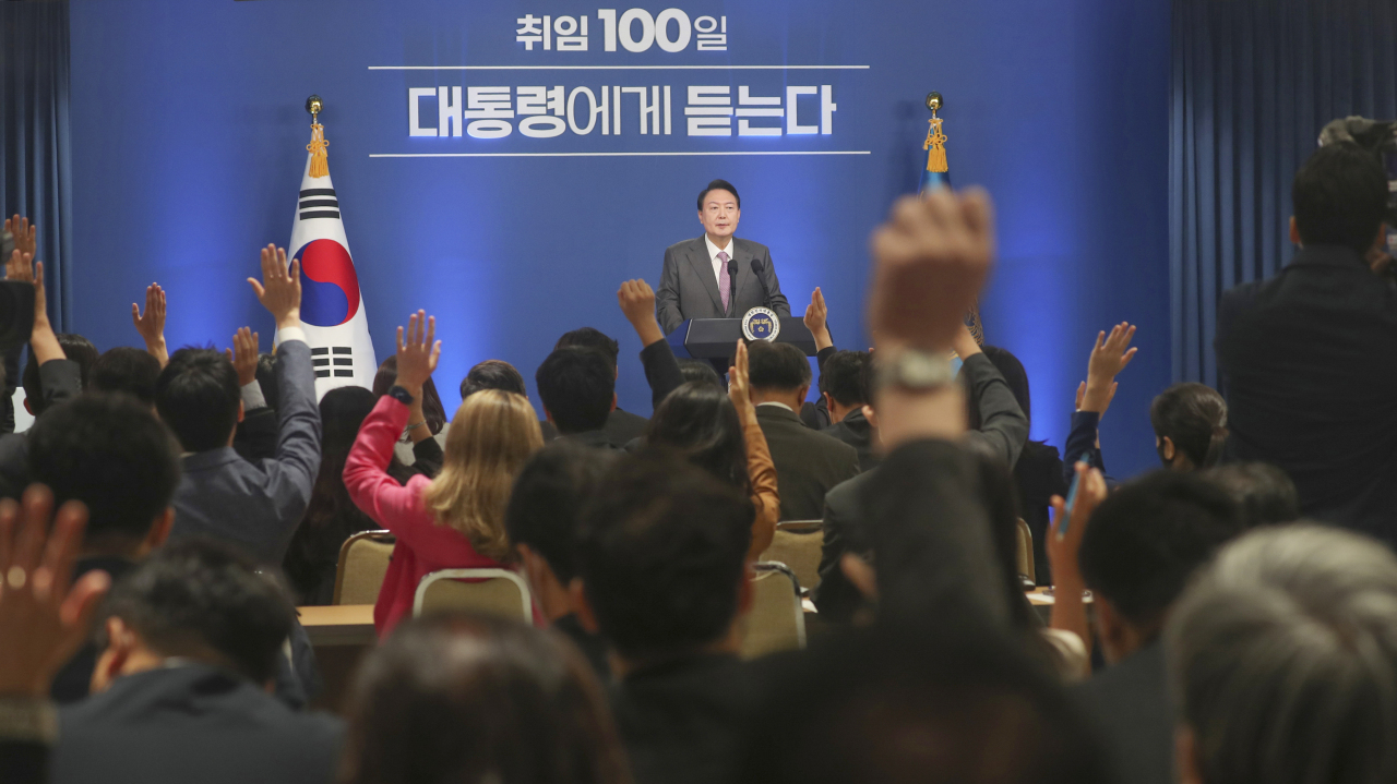 Reporters raise their hands to ask questions at the 100-day press conference held at the presidential office building in Yongsan, Seoul, Wednesday. (Yonhap)