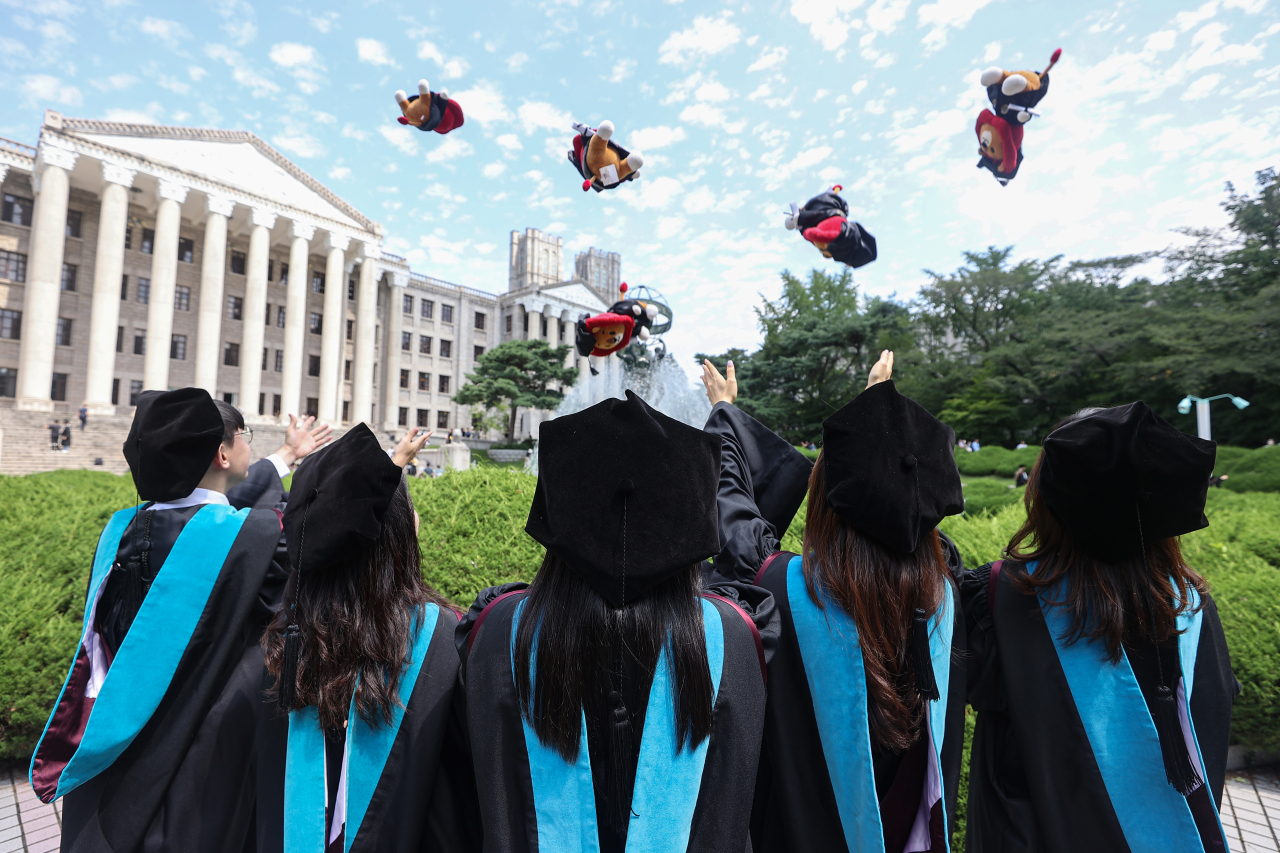 This photo shows students at a graduation ceremony held at Kyung Hee University in central Seoul, Wednesday. (Yonhap)