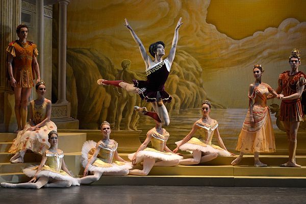 Kim Ki-min (center) as Aminta in the ballet “Sylvia” (Mariinsky Theatre)