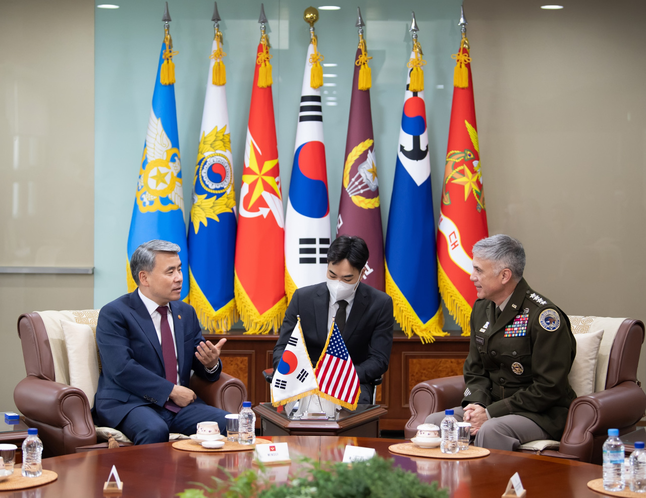 South Korean Defense Minister Lee Jong-sup (L) talks with US Cyber Command and National Security Agency chief Gen. Paul Nakasone (R) during their meeting at the defense ministry building in Seoul on Friday.(Ministry of National Defense)