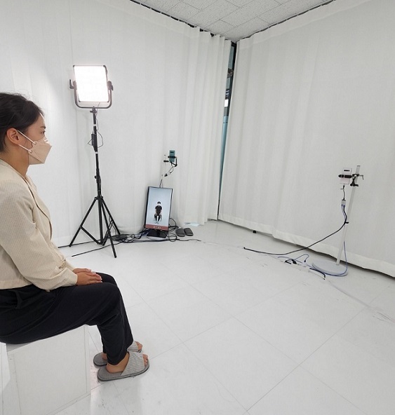 The Korea Herald reporter Choi Jae-hee poses for a photoshoot at a studio run by Altovision located in Geumcheon-gu, southwestern Seoul on Aug. 3. (The Korea Herald)