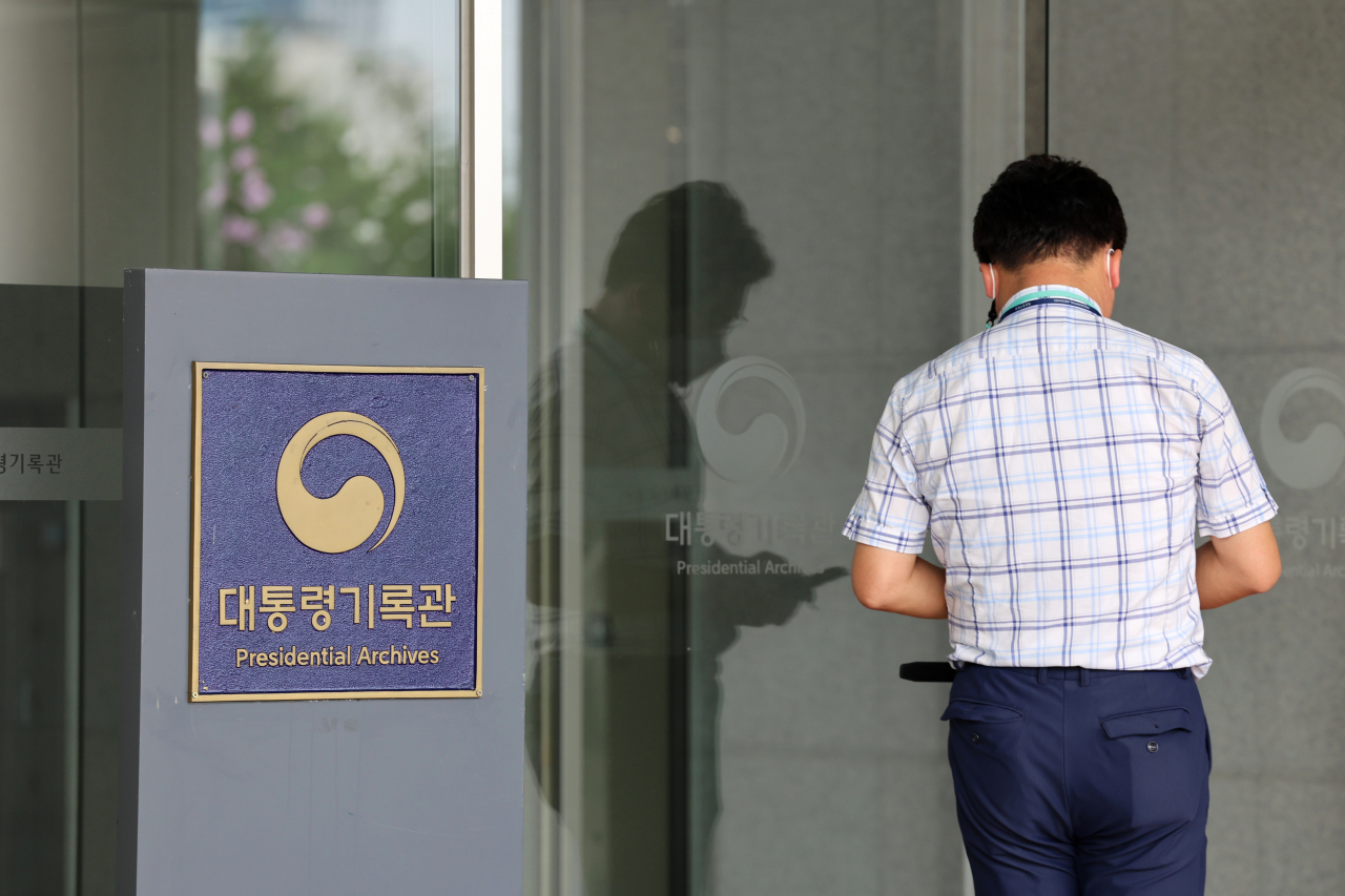 An official enters the Presidential Archives in the central administrative city of Sejong on Friday, amid prosecutors' raid on the agency. (Yonhap)