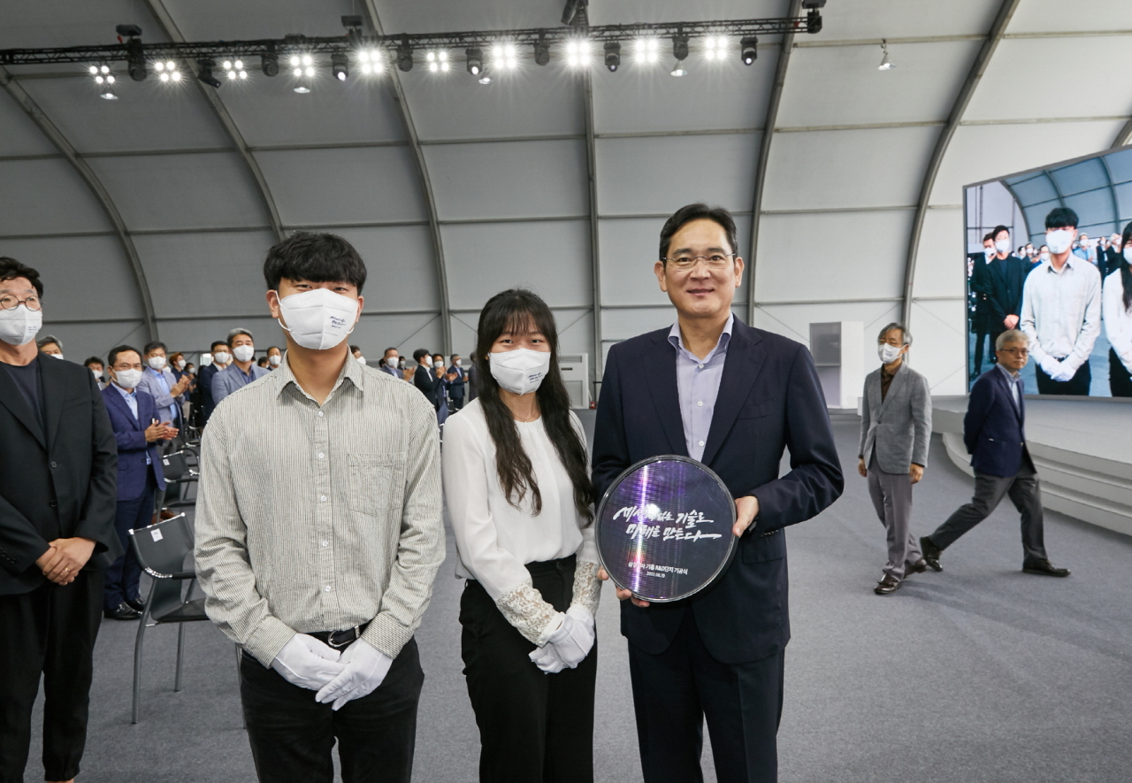 Samsung Electronics vice chairman Lee Jae-yong (right in front row) poses with employees during the groundbreaking of a new semiconductor research and development complex in Yongin, Gyeonggi Province, on Friday. (Samsung Electronics)