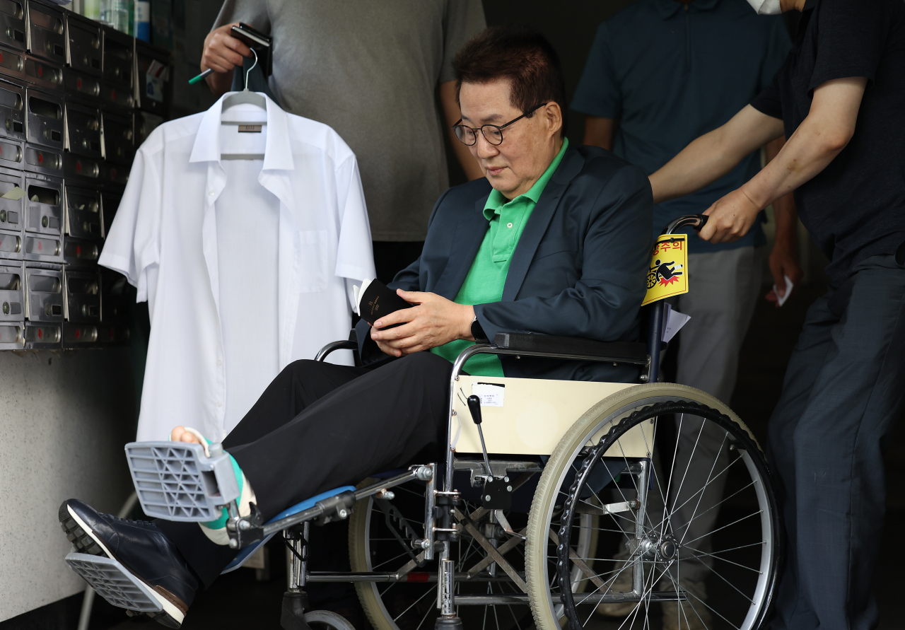 Former National Intelligence Service Director Park Jie-won leaves his home in western Seoul last Tuesday after prosecutors conducted a raid in relation to an ongoing probe into the previous administration's handling of the death of a fisheries official at the hands of North Korea in 2020. (Yonhap)