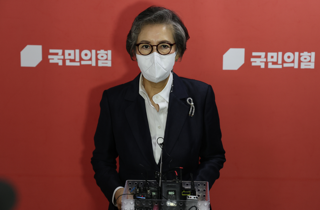 Lee Yang-hee, chairperson of the ruling People Power Party's ethics committee, speaks to reporters after a committee meeting at the National Assembly in western Seoul on Monday. (Yonhap)