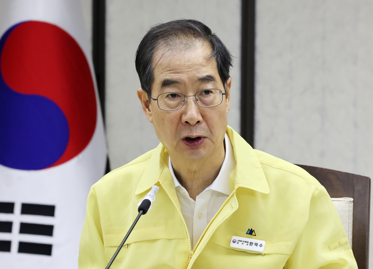 Prime Minister Han Duck-soo speaks at a virus response meeting on Wednesday. (Yonhap)