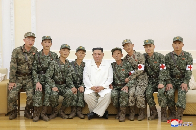 North Korean leader Kim Jong-un (center) poses for a photo with medics of the Korean People's Army who were awarded for their contribution to defending Pyongyang and its people from the COVID-19 pandemic during their meeting at the April 25 House of Culture in the North Korean capital last Tuesday. (Yonhap)