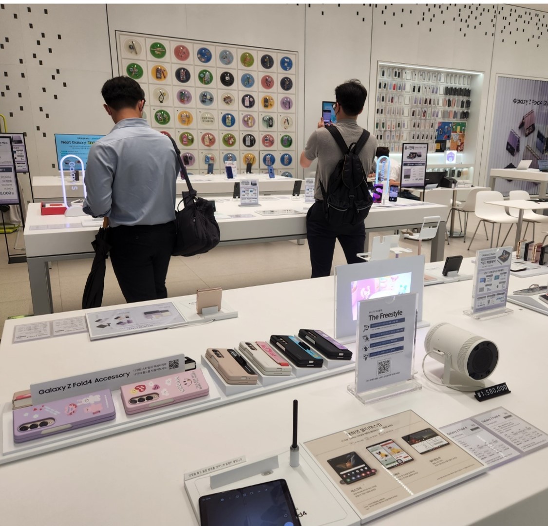 Customers check Samsung Electronics Co.‘s Galaxy smartphones displayed at a Samsung Digital Plaza outlet in Hongdae, western Seoul. (Choi Jae-hee / The Korea Herald)