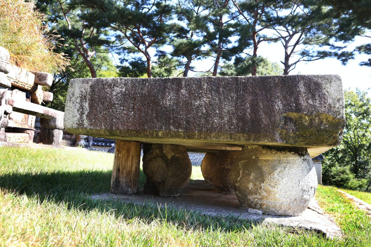 One of the legs supporting the altar at the tomb of Yi Seong-gye was blown off during the Korean War.Photo © Hyungwon Kang