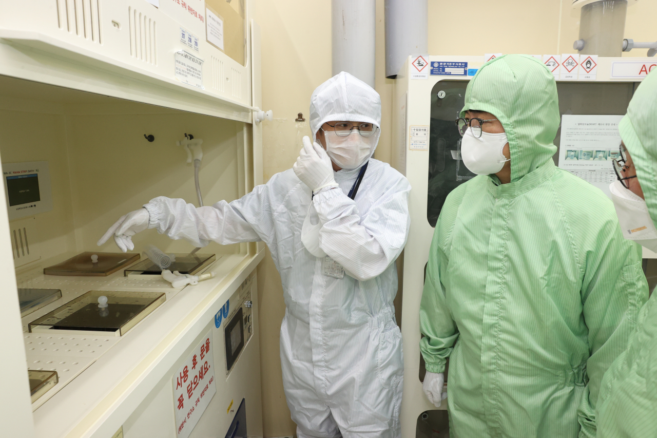 This file photo, provided by the Ministry of SMEs and Startups, shows Vice Minister Cho Ju-hyeon (L) visiting a semiconductor research institute of Seoul National University in Seoul on Friday. (Ministry of SMEs and Startups)