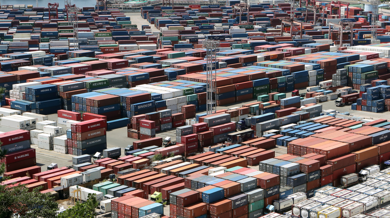 A view of the container terminal at Busan Harbor on Aug. 22 (Yonhap)