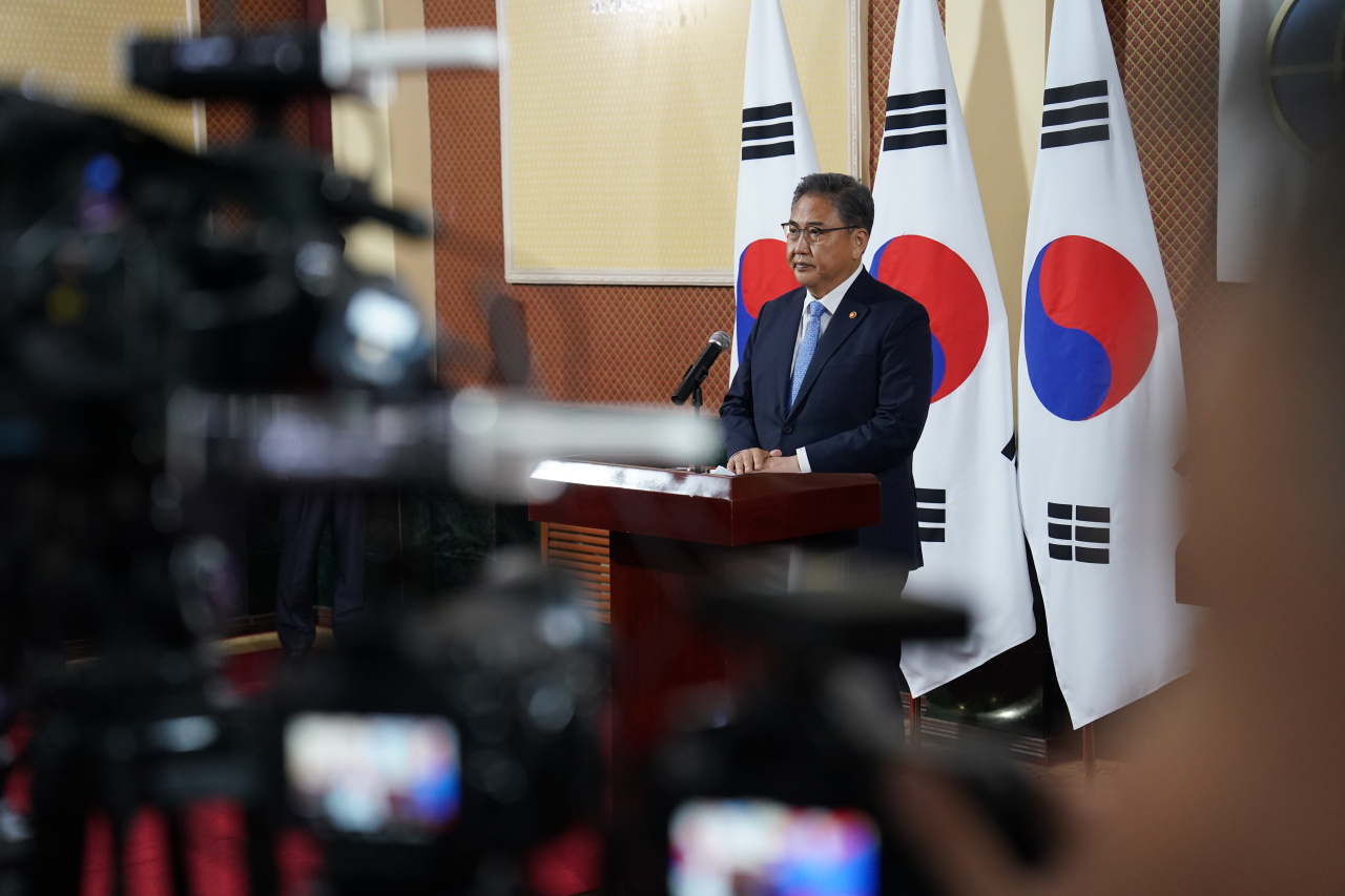 South Korean Foreign Minister Park Jin holds a joint press conference with his Mongolian counterpart, Batmunkh Battsetseg, after holding talks in Ulanbataar Monday. (Ministry of Foreign Affairs)