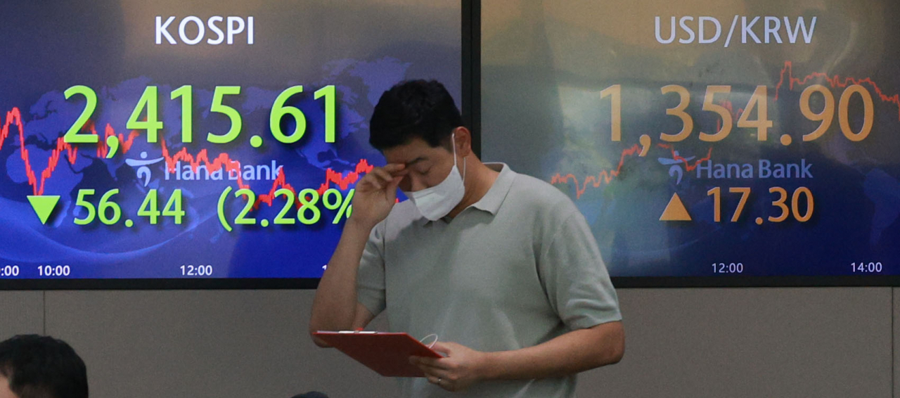 An electronic board showing the Korea Composite Stock Price Index (Kospi) at a dealing room of the Hana Bank headquarters in Seoul on Thursday. (Yonhap)