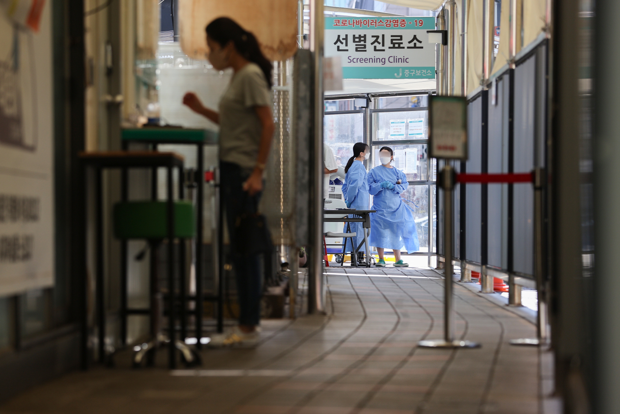 A COVID-19 testing station, set up at a community health center in central Seoul, is quiet with few people coming in for diagnostic tests on Thursday. (Yonhap)