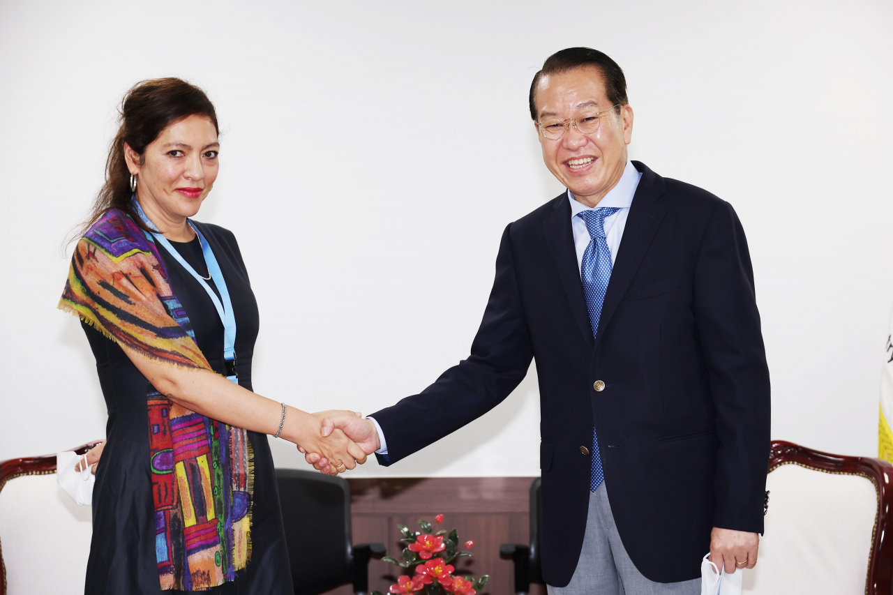 Unification Minister Kwon Young-se (R) poses for a photo with Elizabeth Salmon, the newly appointed U.N. special rapporteur for North Korea's human rights, during their meeting at the government complex in Seoul on Friday. (Yonhap)