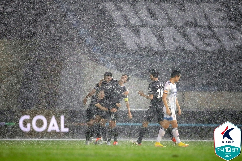 Kim Min-hyeok of Seongnam FC (C) is congratulated by teammates after scoring a goal against Ulsan Hyundai FC during the clubs' K League 1 match at Tancheon Stadium in Seongnam, 20 kilometers south of Seoul, on Sunday, in this photo provided by the Korea Professional Football League. (Korea Professional Football League)