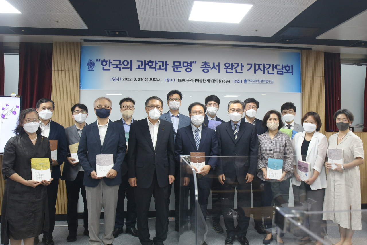 Shin Dong-won (fifth from right, first row), Jun Yong-hoon (fourth from right, second row), Moon Man-yong (third from right, second row) and other scholars who participated in the “Science and Civilization in Korea” project pose for a group photo at the National Museum of Korean Contemporary History in Seoul, Wednesday. (JBNU)