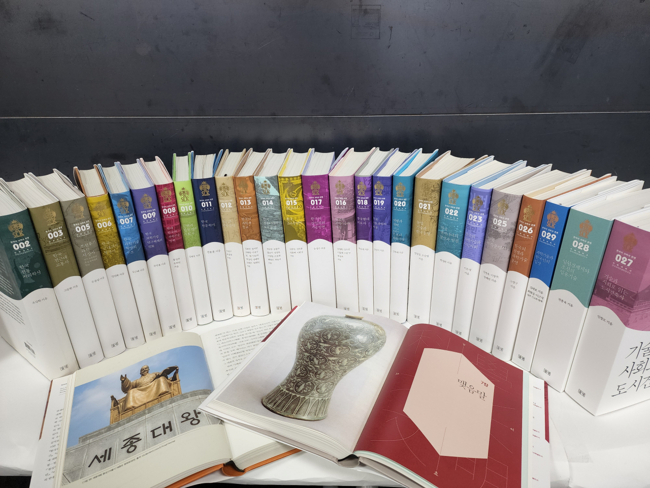 Thirty volumes of “Science and Civilization in Korea” are on display during a press conference, held at the National Museum of Korean Contemporary History in Seoul, Wednesday. (Hwang Dong-hee/The Korea Herald)