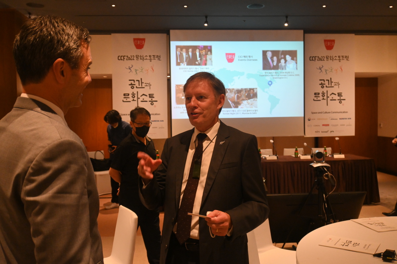 New Zealand’s Ambassador to South Korea Philip interacts with guests during break time at 2022 Culture Communication Forum hosted by the Corea Image Communication at Grand Hyatt Hotel in Yongsan-gu, Seoul, on Aug. 26. (Sanjay Kumar/The Korea Herald)