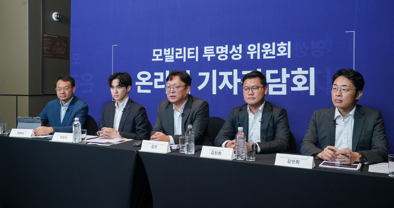 Officials from the Mobility Transparency Committee speak during an online press conference to announce the results of their review of Kakao Mobility's taxi-hailing algorithm on Tuesday. (Mobility Transparency Committee)