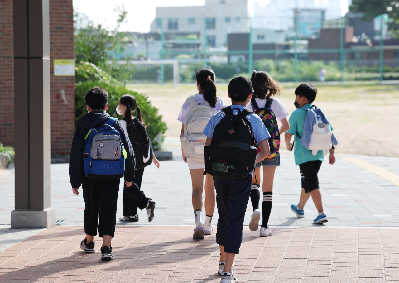 Students are on their way to an elementary school in western Seoul on Thursday. (Yonhap)