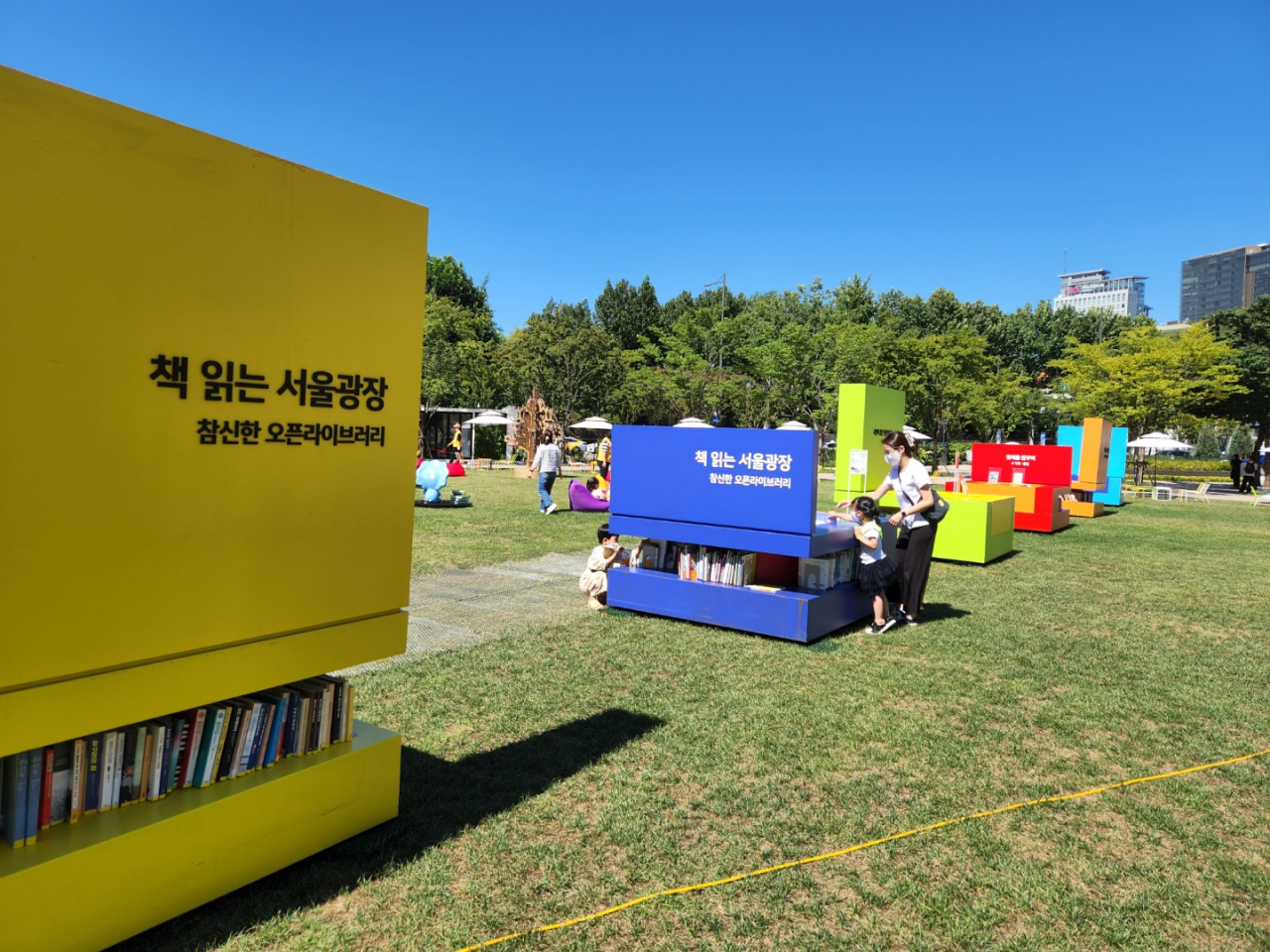 Visitors browse through books on display. (Choi Jae-hee / The Korea Herald)