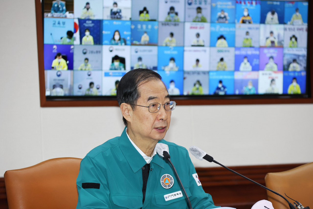 Prime Minister Han Duck-soo speaks at a COVID-19 response meeting on Wednesday. (Yonhap)