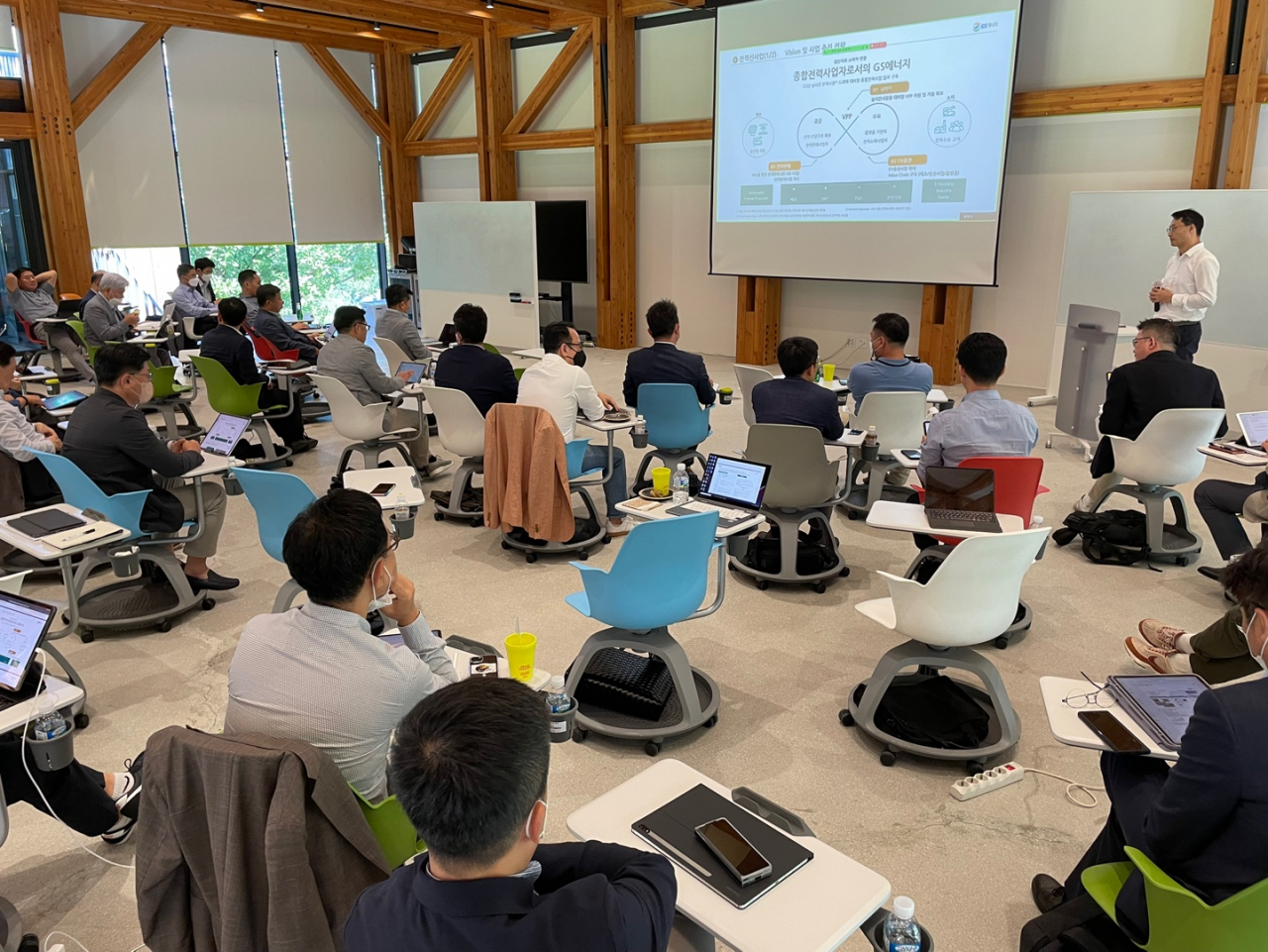 GS Group's executives are sharing ideas on new business strategies at a meeting held on Wednesday at a GS Retail workshop center in Pocheon, Gyeonggi Province. (GS Group)