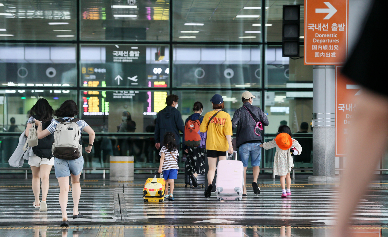 Travelers departing from Jeju International Airport (Yonhap)