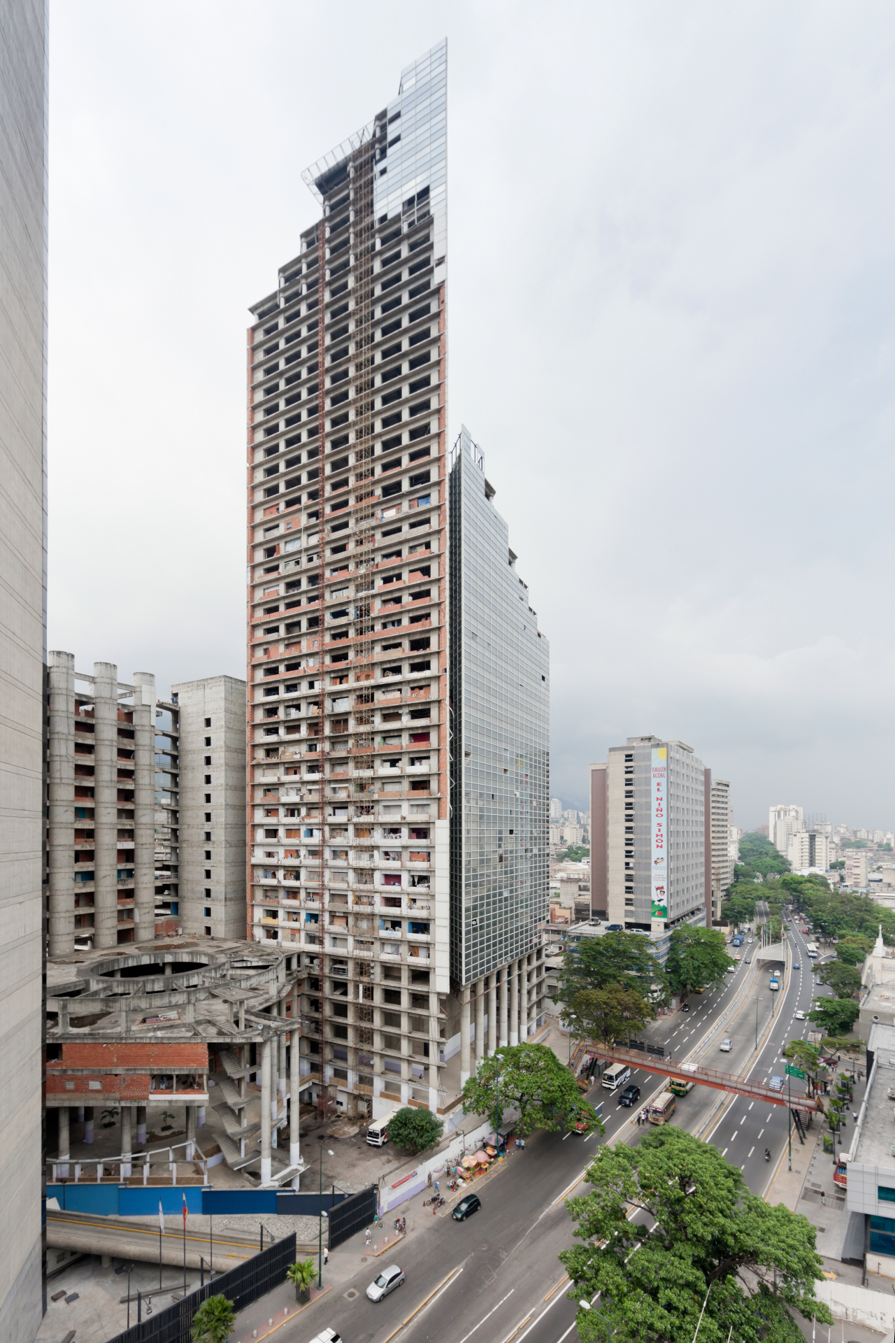 Torre David in Caracas, Venezuela (Alfredo Brillembourg)